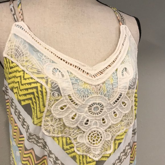 Geometric halter style maxi dress - Picture 2 of 9